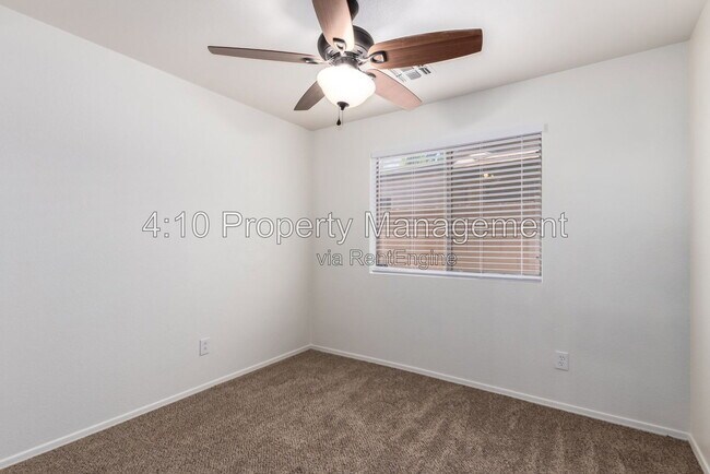 Building Photo - 30725 N Royal Oak Way