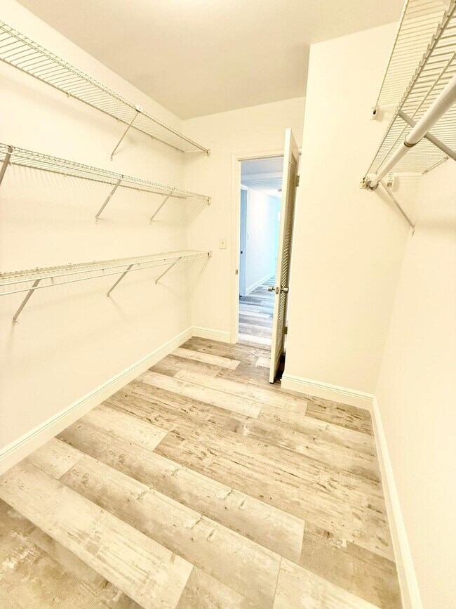 Building Photo - 1150 Hillsboro Mile
