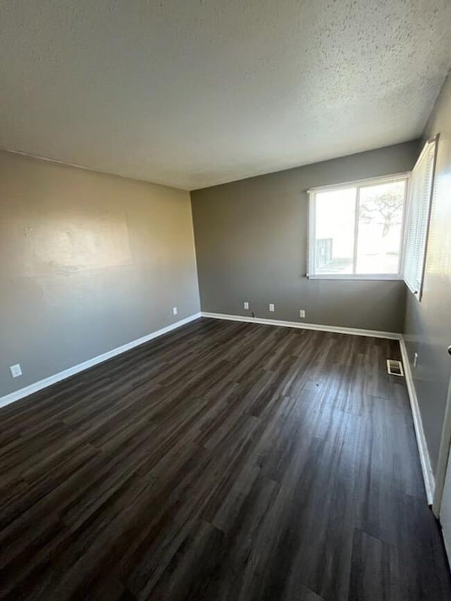 Building Photo - 2 bedroom 1.5 bath triplex