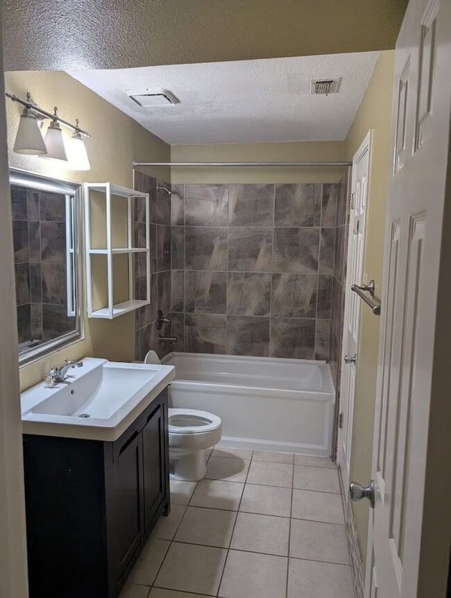 Building Photo - Creekridge - Hyde Park - 45 / Duval - Excl...
