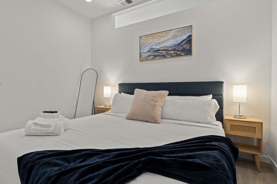 Building Photo - 501 N Perth St