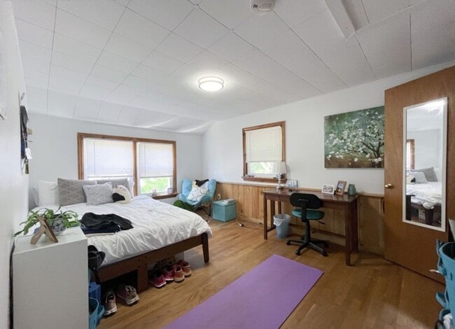 Building Photo - Crestmont Avenue Townhome with Sublevel Su...