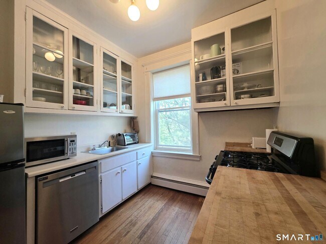 Building Photo - 548 Orange St