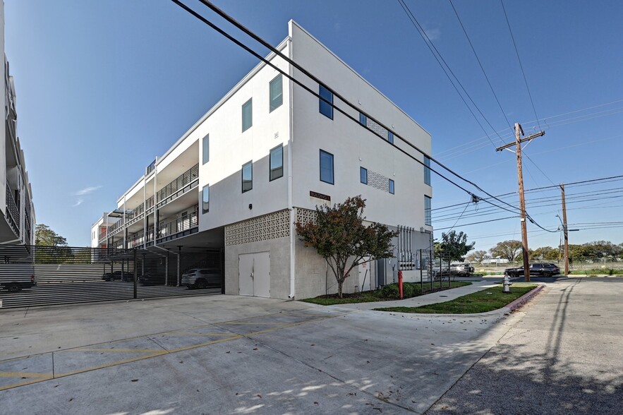 Building Photo - 2709 E 5th St
