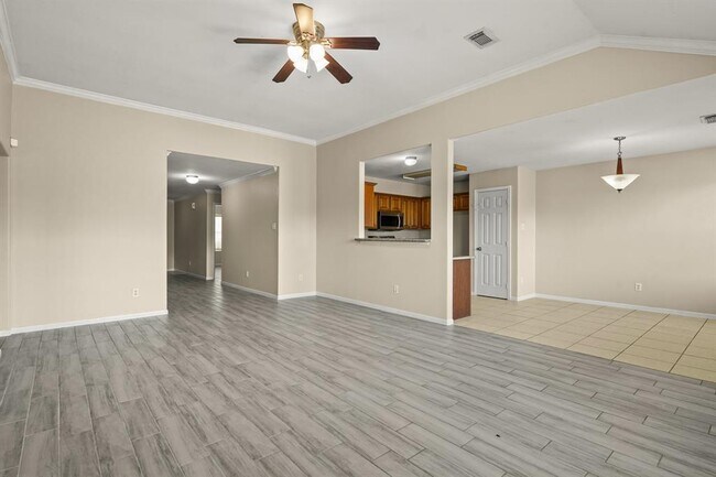 Building Photo - 420 Woodlake Dr