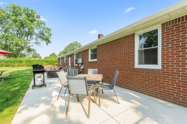 Building Photo - 8254 Mary Ann Ave