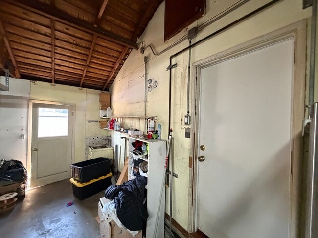 Building Photo - 4752 Crestview Dr