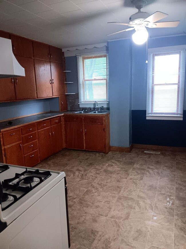 Building Photo - Single Family Home Available!