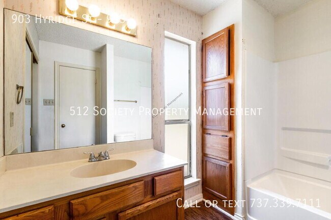 Building Photo - 903 Hyridge St