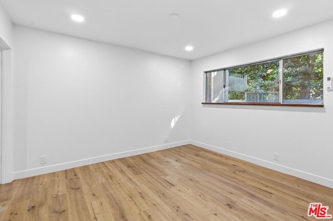 Building Photo - 614 6th Ave