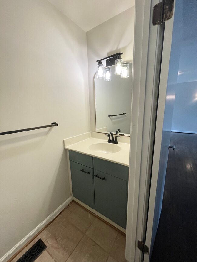 Building Photo - 5 Spring House Rd