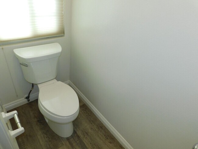 Building Photo - Gated Lake community 2 bed, 2.5 bath home.