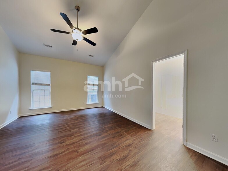 Building Photo - 4205 Lindsey Ln