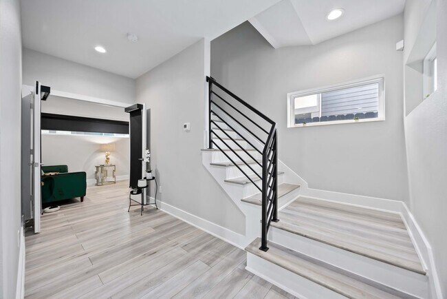 Building Photo - 705 Gregg St