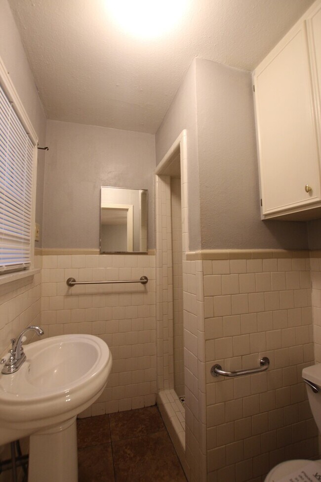 Building Photo - Available-Adorable Large 3 bedroom Home ne...