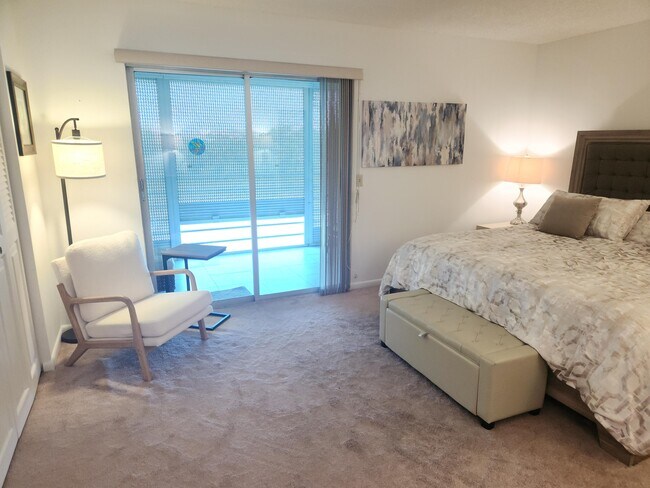 Building Photo - 3059 Ainslie Dr