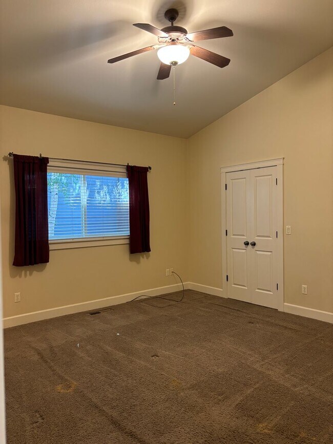 Building Photo - 3 Bed 2 Bath Single level - Fenced Yard-No...