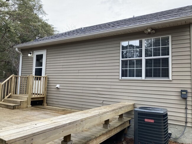 Building Photo - Newly Renovated 2 Bedroom Home!!