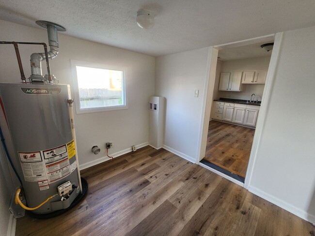 Building Photo - Bright adorable home with lots of updates ...