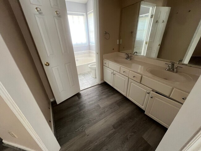 Building Photo - Room in Single Family Home on Daingerfield Dr