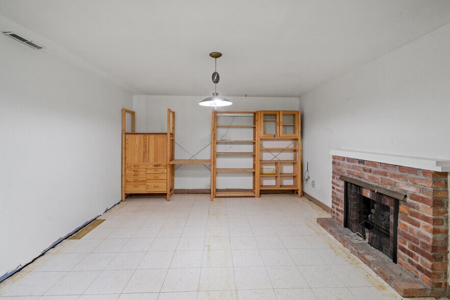 Building Photo - 196 Mount Hope Dr