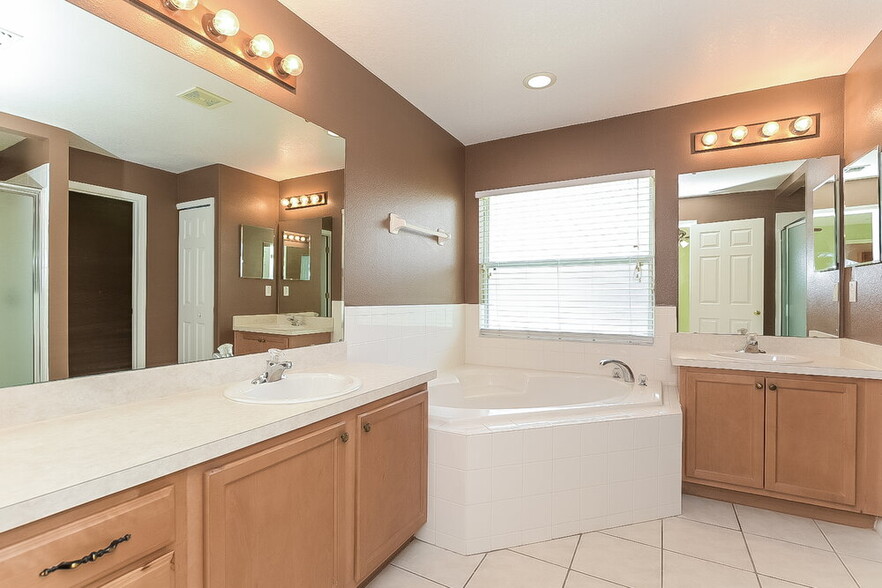 Building Photo - 1050 Bluegrass Dr