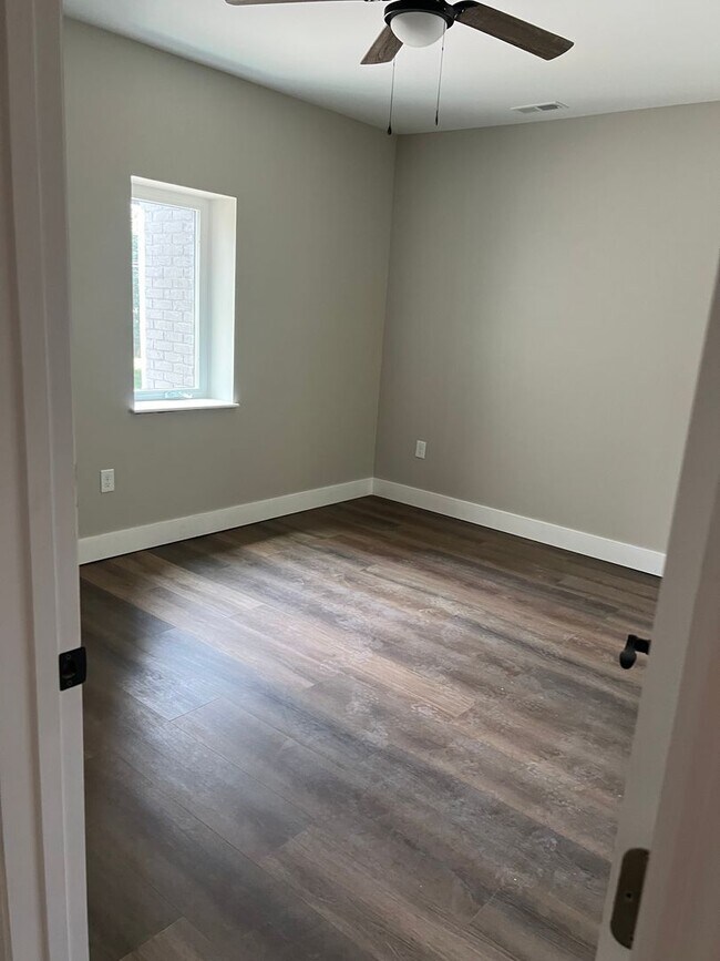 Building Photo - 2 Bedroom/2 Bath Newly Renovated Apartment for Lease