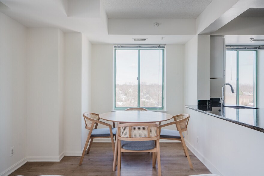 Building Photo - 4650 Washington Blvd