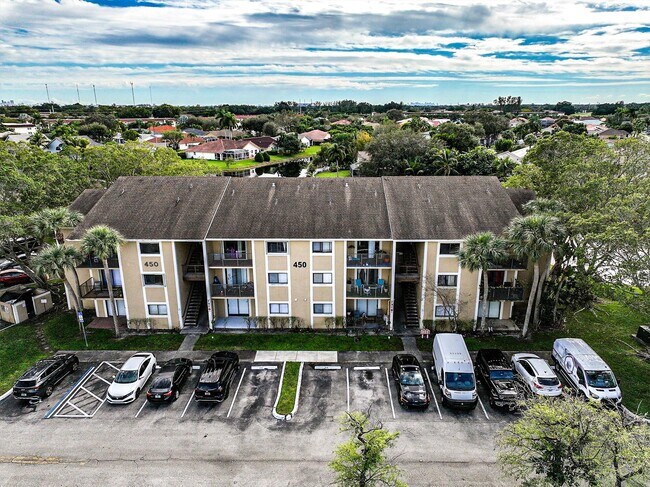 Building Photo - 450 Palm Cir W