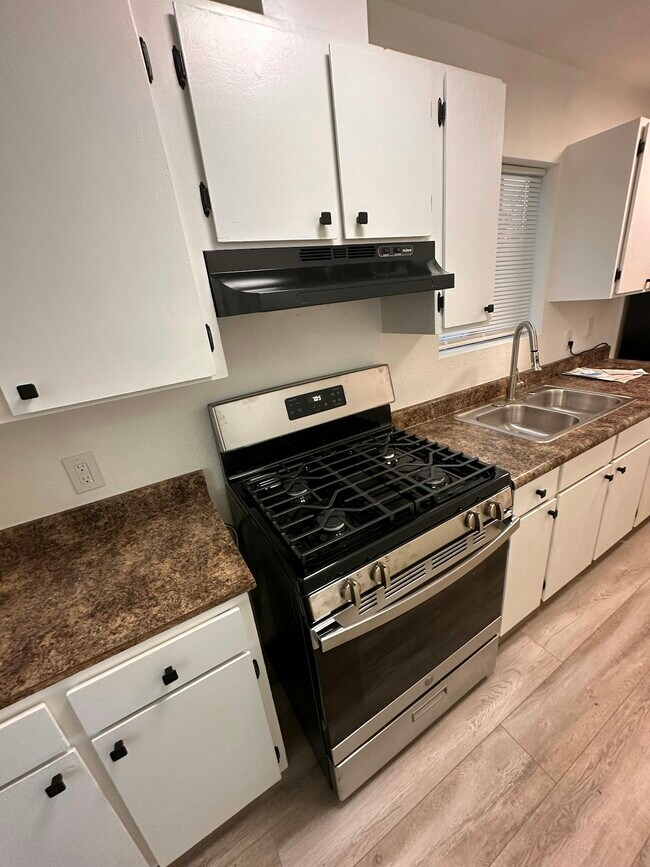 Building Photo - 934 1/2 Simmons Avenue, Unit 934 1/2