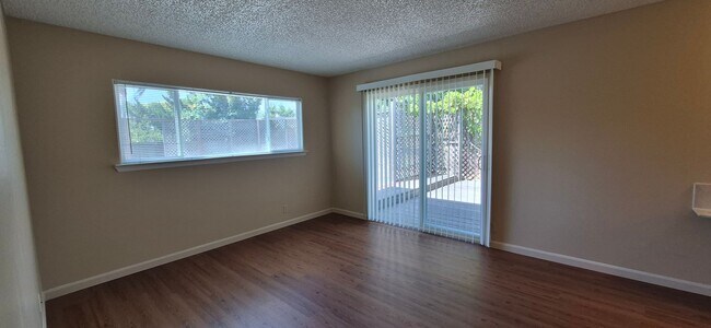 Building Photo - 1121 Swallow Ln