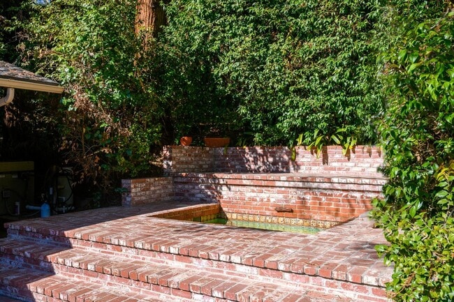 Building Photo - 905 Camino Viejo Rd