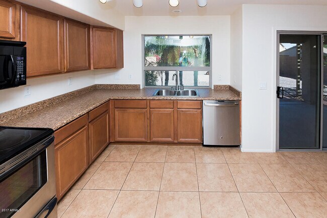 Building Photo - BEAUTIFUL 4 BED 2.5 BATH, OVER 2300SQFT., ...