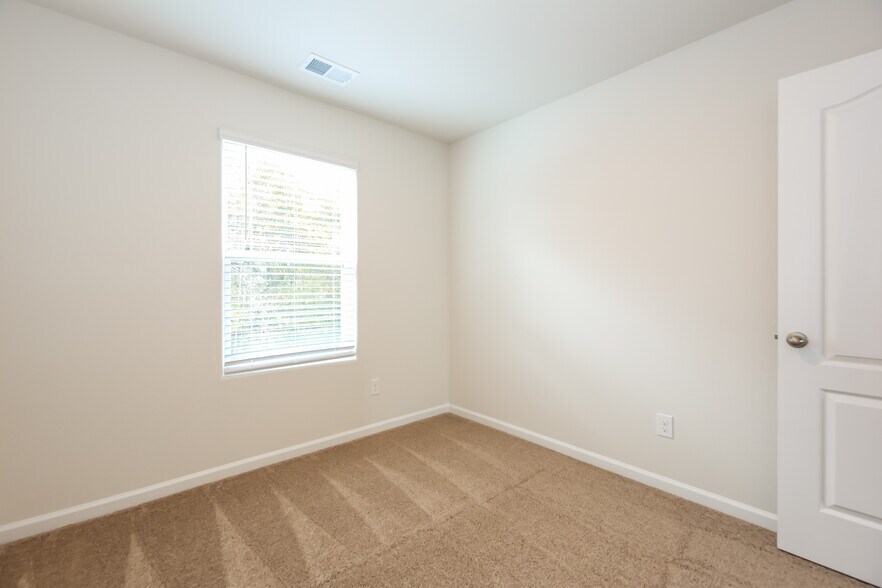 Building Photo - 2094 Southlea Dr