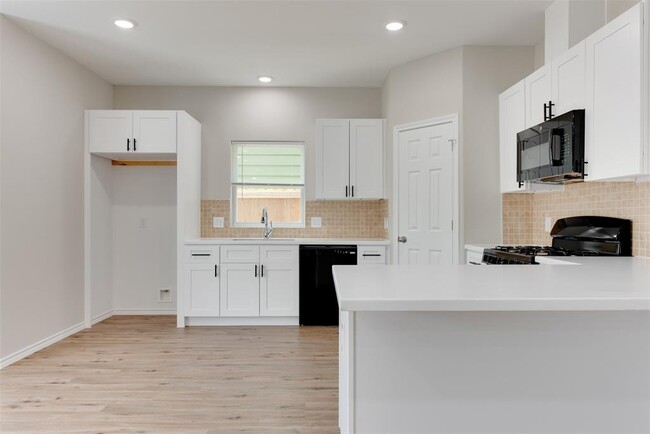 Building Photo - 8202 Homewood Ln