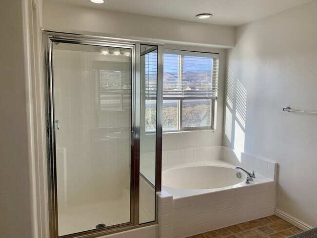 Building Photo - Riverton Townhome with Large Floorplan