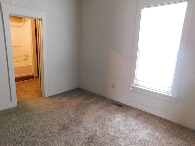 Building Photo - 2 bedroom/1 bath house located on a large ...