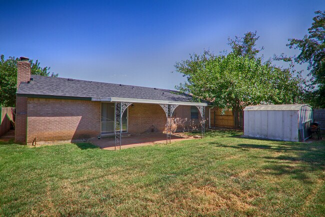 Building Photo - Wood Floors, Covered Patio, PUTNAM CITY SC...