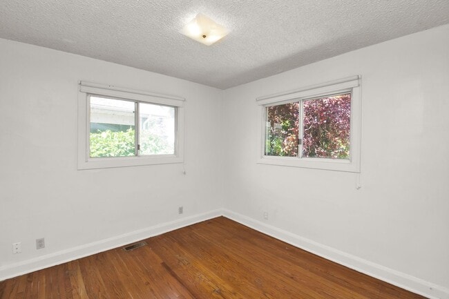 Building Photo - A Gardners Dream 2 Bed 1 Bath Home in Amazing SLC Location! Available NOW!