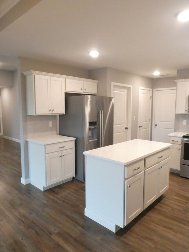Building Photo - 3 Bedroom 2 Bath Home- Off Green Meadows Rd