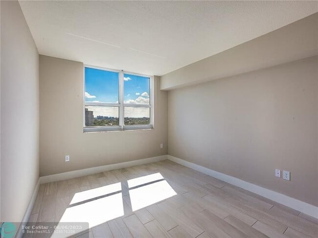 Building Photo - 1040 Seminole Dr