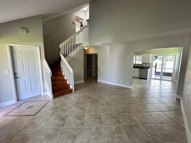 Building Photo - 17 Tara Lakes Dr E