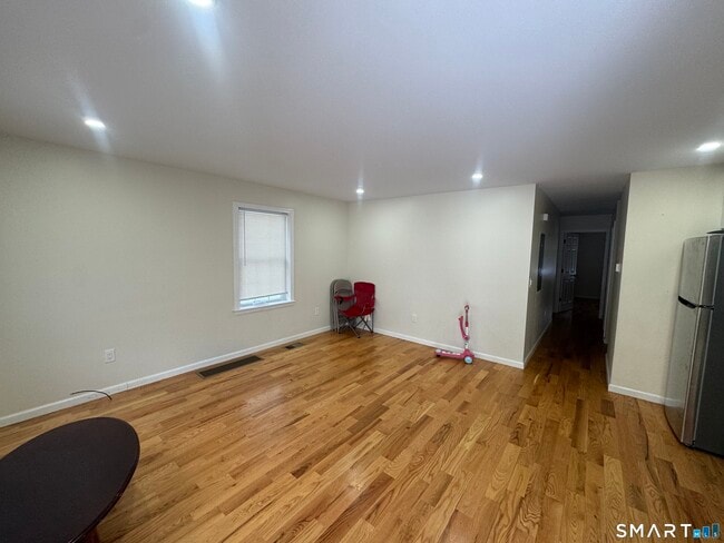 Building Photo - 695 Shelton St