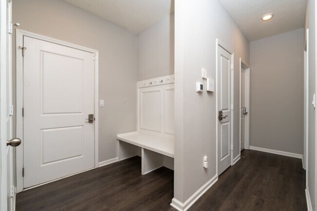 Building Photo - 2396 Pinehurst Dr