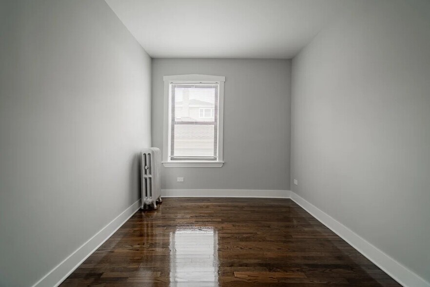 Building Photo - 5162 W Montrose Ave