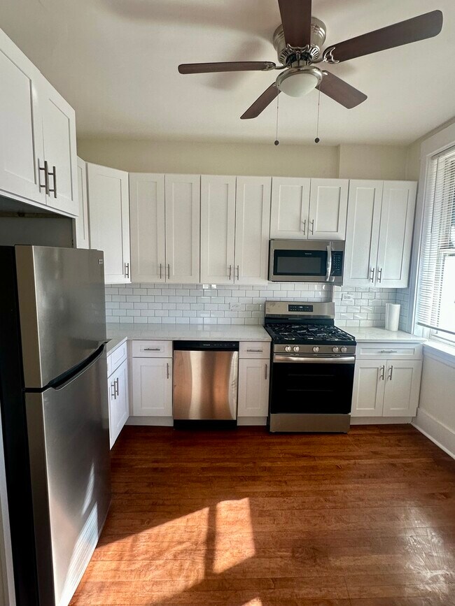 Building Photo - 1311 W Foster Ave