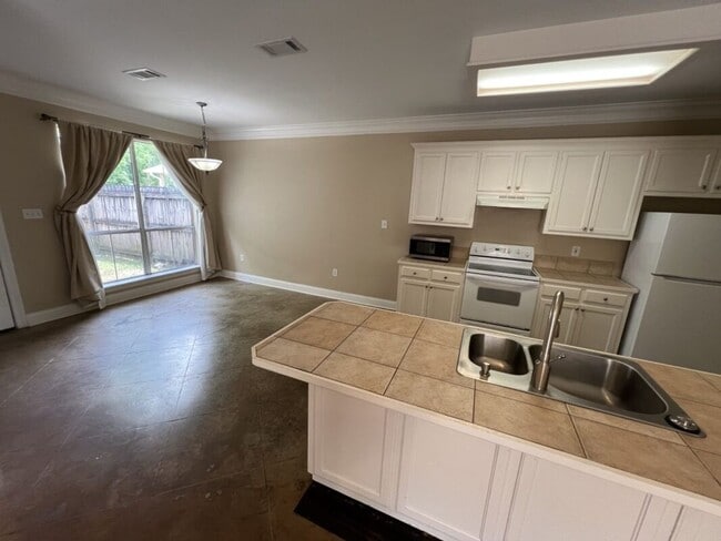 Building Photo - Beautiful 3BR Home in Sought-After Beau Pré off River Rd – Open Floor Plan & Fenced Yard!