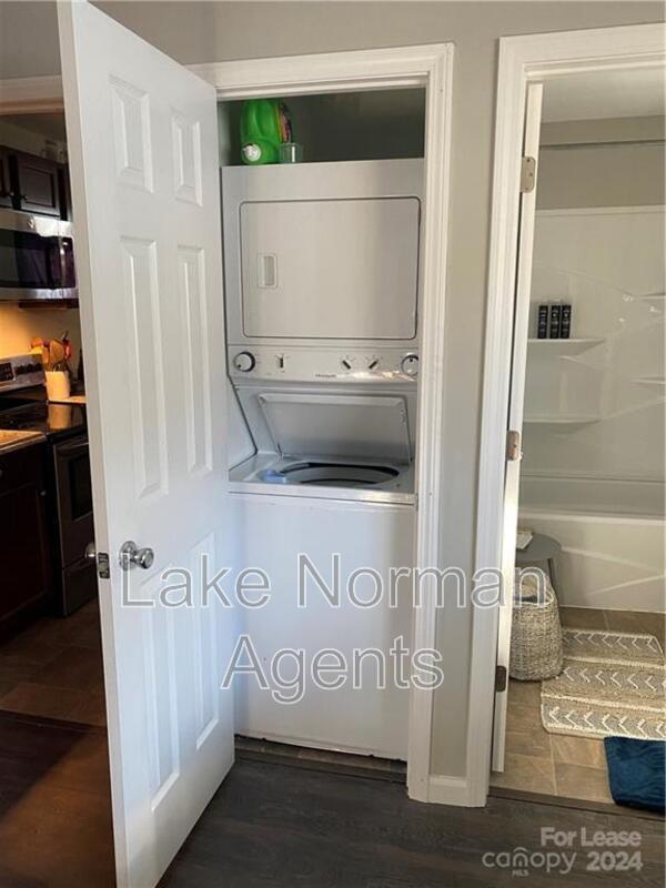 Building Photo - 720 E Pine St