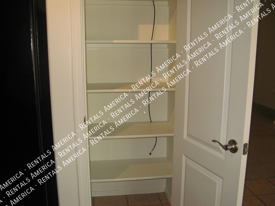 Building Photo - 1378 W Brangus Way