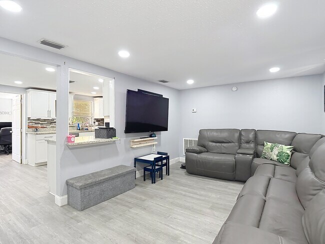 Building Photo - 5913 Appletree Rd